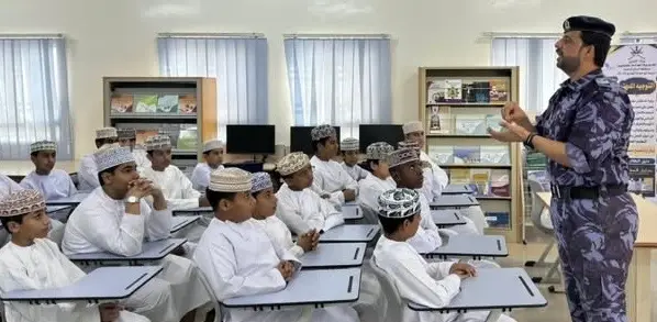 لتوعية طلاب المدارس بمخاطر الابتزاز الإلكتروني والمخدرات.. الشرطة تنفذ أنشطة توعوية بشمال الباطنة
