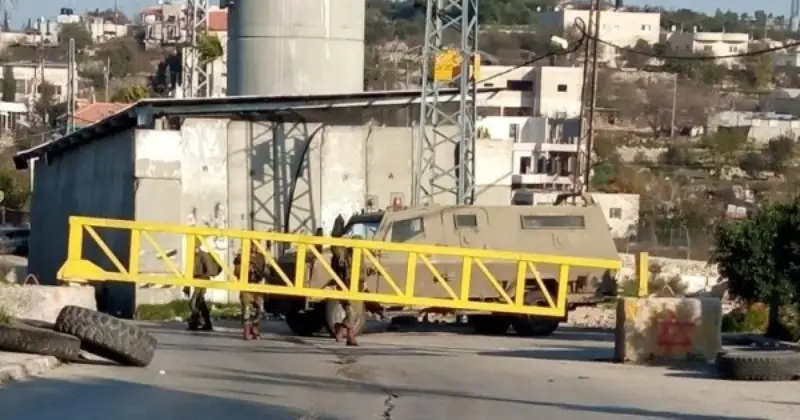 الاحتلال يغلق مخيم الجلزون بالبوابة الحديدية