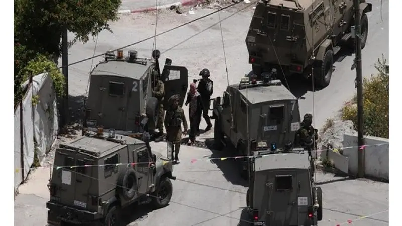 الاحتلال يعتقل 12 فلسطينياً من طولكرم غالبيتهم أسرى محررين