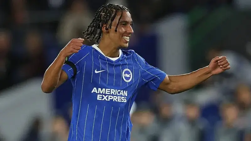 الشاب يونس إبراهيم لاعب برايتون ضمن حسابات «الفراعنة»