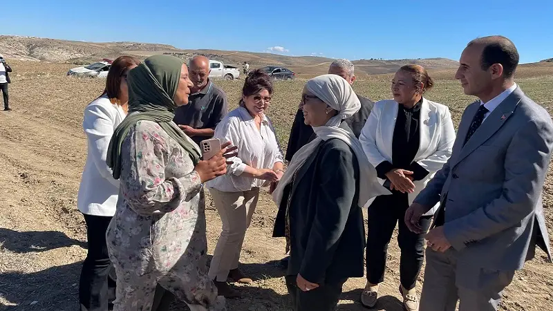 وزيرة الأسرة تزور مشروعًا فلاحيًا نسائيًا بسليانة وتؤكد دعم توسعته