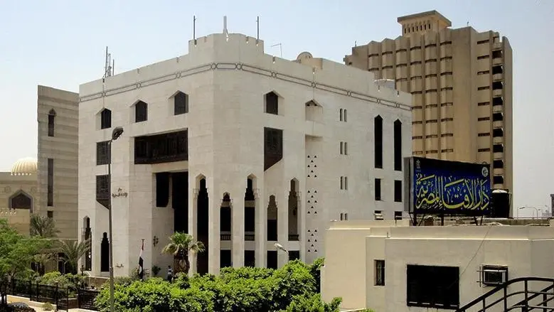 دار الإفتاء: التوقيع لزميل غائب عن العمل حرام شرعا ومجرم قانونا