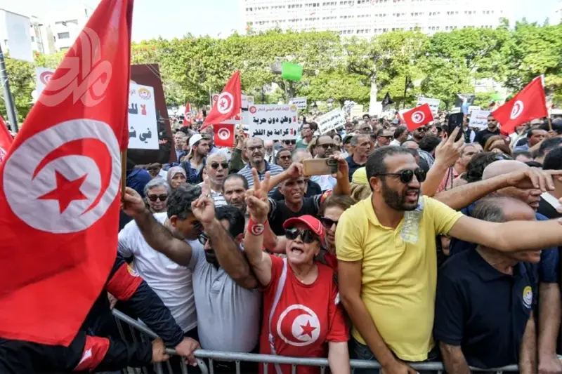 الآلاف يتظاهرون في تونس للمطالبة باستعادة الديمقراطية والحريات