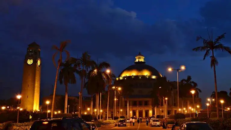 هل يزاحم الطلاب الوافدون المصريين في الجامعات الحكومية؟