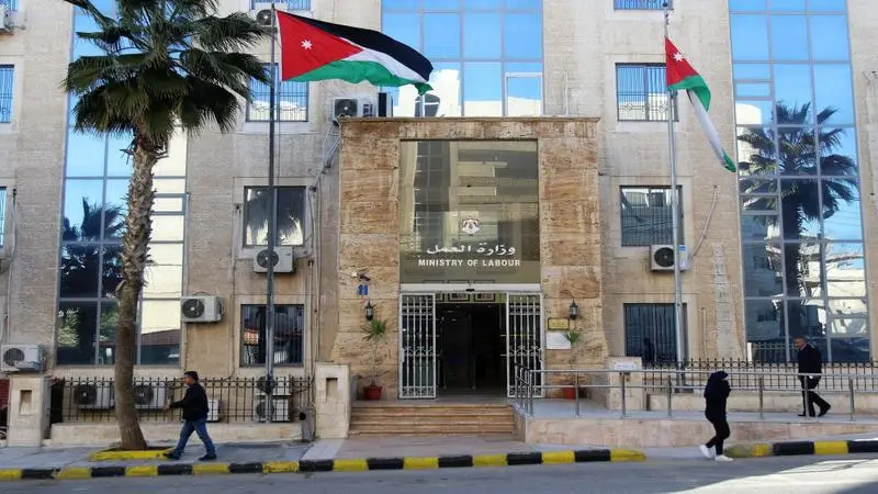 العمل: الاشتراك بالضمان لا يعفي العامل غير الأردني من تصريح العمل