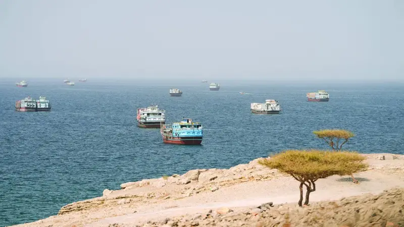 تعرُّض سفينة قبالة سواحل عُمان لهجوم بمقذوف