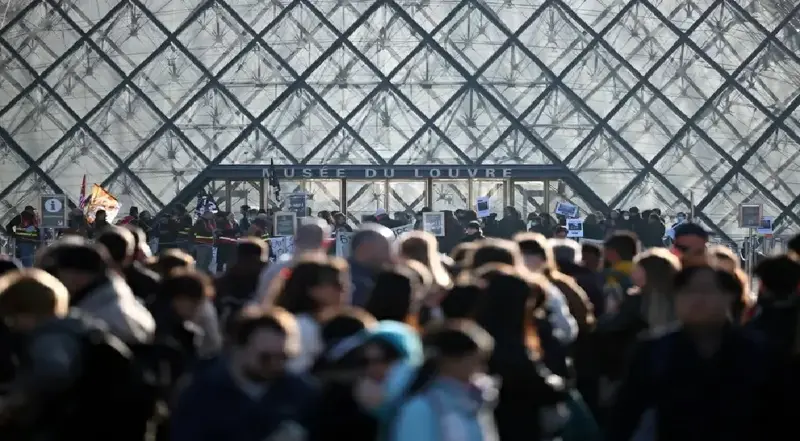 العنف يتصاعد.. محتجون يحاصرون متحف اللوفر في باريس