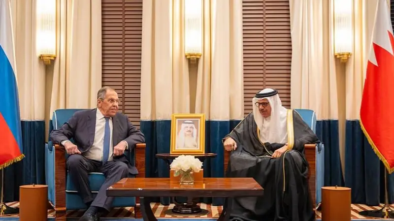 وزير الخارجية البحريني ونظيره الروسي يبحثان مستجدات الأوضاع الإقليمية