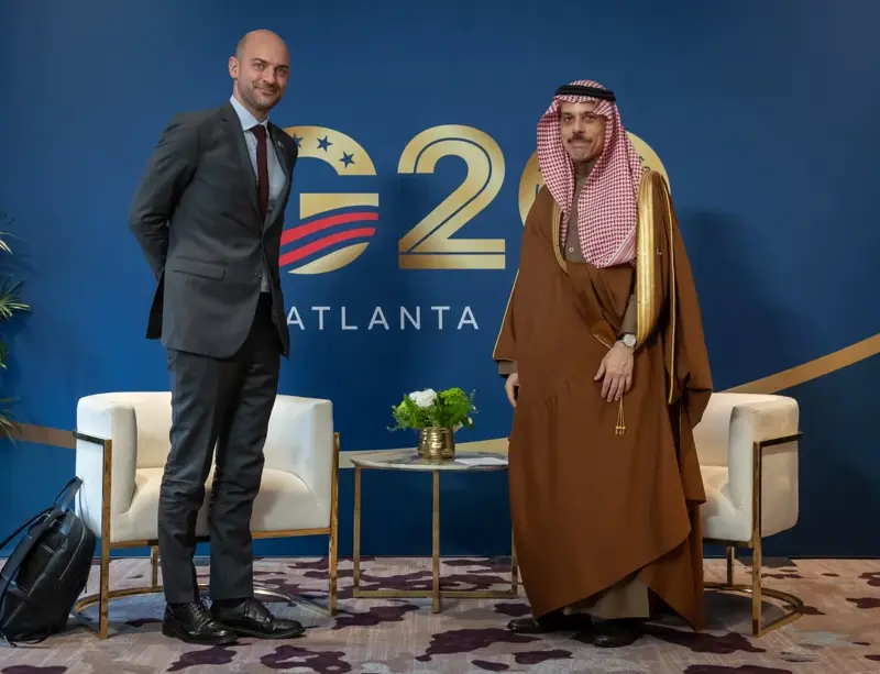وزير الخارجية يبحث مع نظيره الفرنسي استمرار الاعتداءات الحوثية وتهديدات الملاحة البحرية