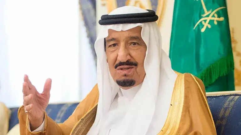 لقطة أرشيفية للملك سلمان يؤدي التحية العسكرية للقوات المسلحة المصرية -(فيديو)