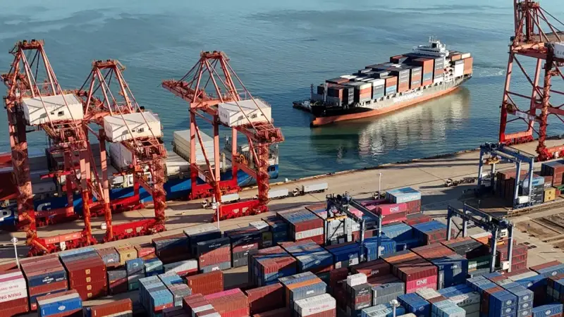 صادرات الصين تقفز 36 % والفائض يقترب من تريليون دولار