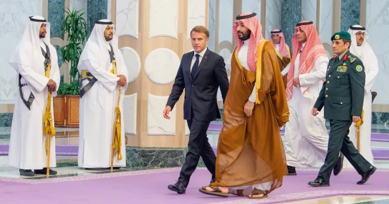 ولي العهد السعودي يستقبل ماكرون في الرياض
