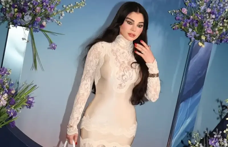 هيفا وهبي تتألق بالأبيض العاجي في إطلالة تجمع بين الأنوثة والفخامة