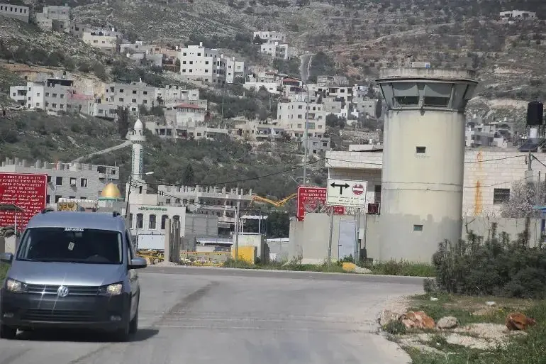 إغلاق حواجز وطرق واعتداءات على المزارعين.. نابلس تحت تضييق الاحتلال والمستوطنين