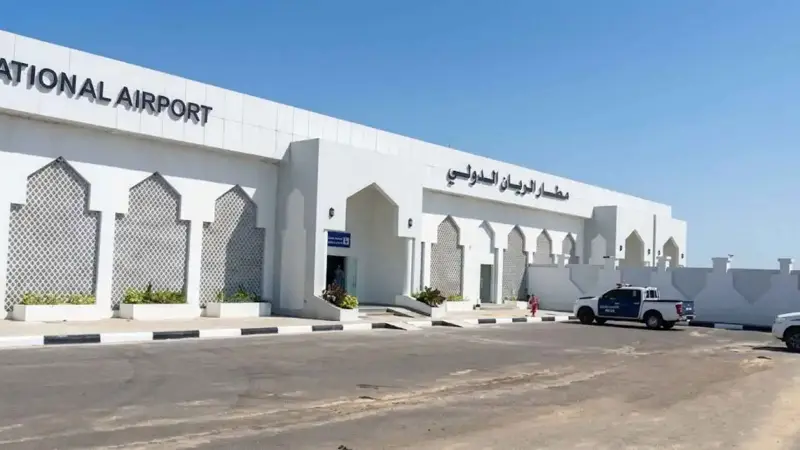 الحوثيون يستهدفون مطار الريان في المكلا