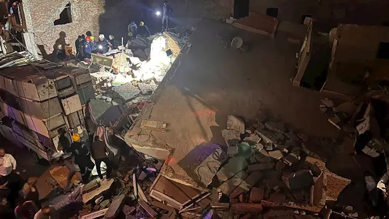 انهيار عقار مأهول بالسكان في الإسكندرية والحماية المدنية تبحث عن مفقودين