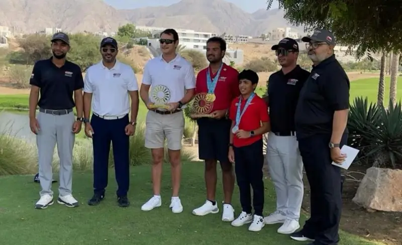 عزان آل سعيد يكرّم لاعبي المنتخب الوطني للجولف