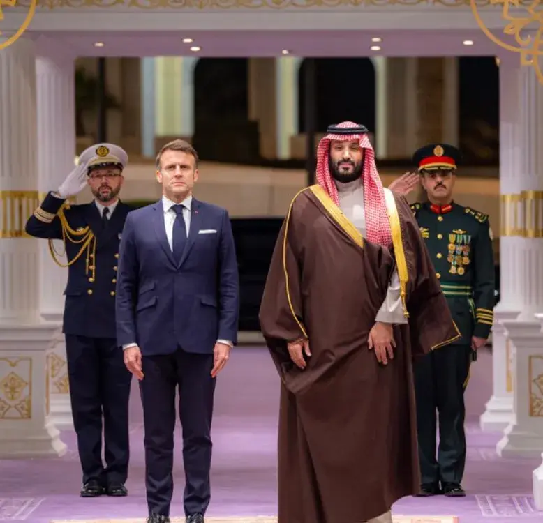 الرئيس الفرنسي يصل إلى الرياض