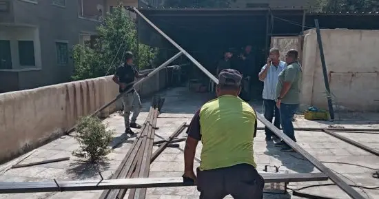 إيقاف أعمال إقامة جمالون مخالف أعلى عقار بالعجوزة ومصادرة المعدات.. صور