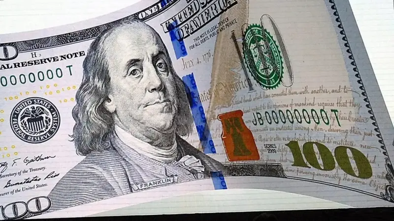 انخفاض الدولار مع ترقب مخاطر التضخم وتحركات المركزي الأمريكي