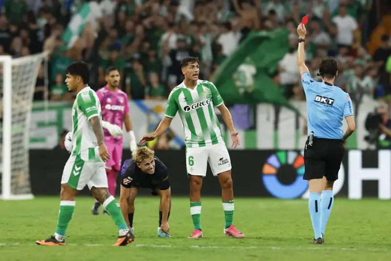 إيقاف برنال لاعب بيتيس 4 مباريات بعد طرده أمام برشلونة