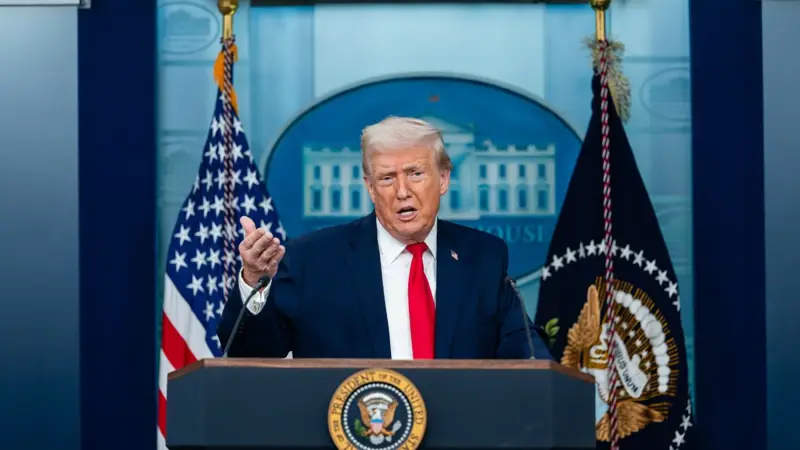 قبل انتخابات التجديد النصفي.. ترمب يصعّد خطابه ضد المهاجرين ويهاجم إلهان عمر