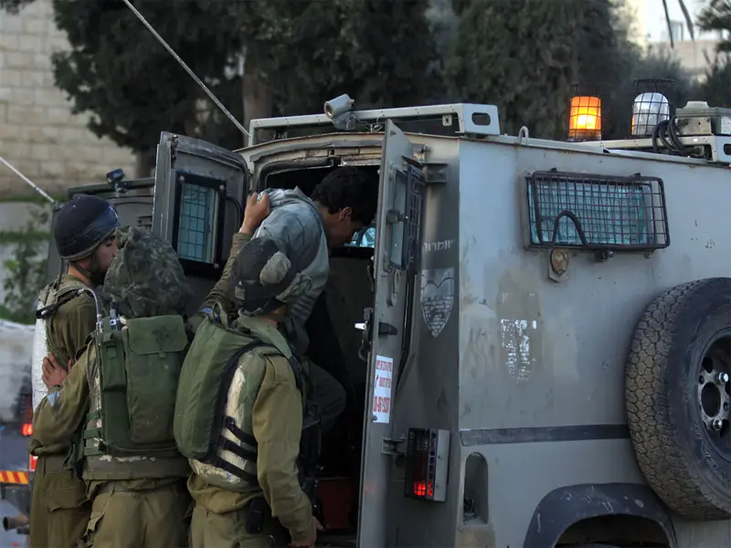 قوات الاحتلال الإسرائيلي تعتقل 22 فلسطينيا من عدة محافظات وقرى في الضفة الغربية