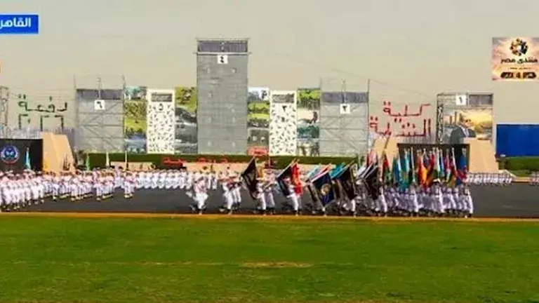 طلاب الشرطة يرسمون رقم دفعتهم خلال حفل التخرج