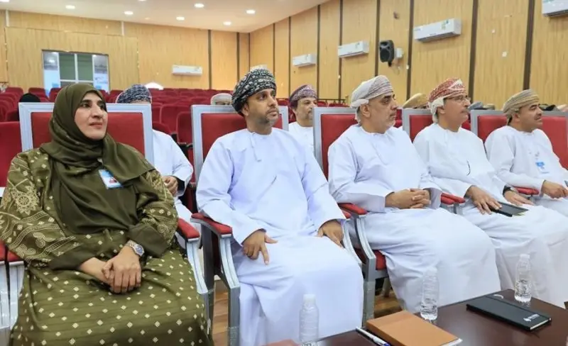 تعليمية جنوب الباطنة تناقش تطوير الأداء المدرسي