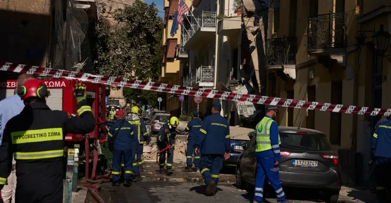 شفق نيوز..بينهم شرطيان.. إصابة 4 أشخاص بانفجار "إرهابي" وسط أثينا