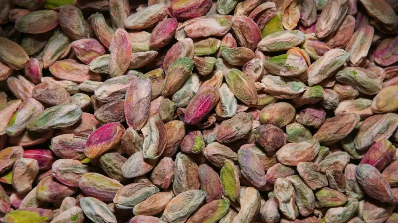 الفستق والنوم... هل يساعد التربتوفان والميلاتونين على النوم؟