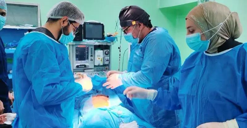 شفق نيوز..فريق طبي عراقي يستخرج 214 إبرة ودبوساً من بطن رجل
