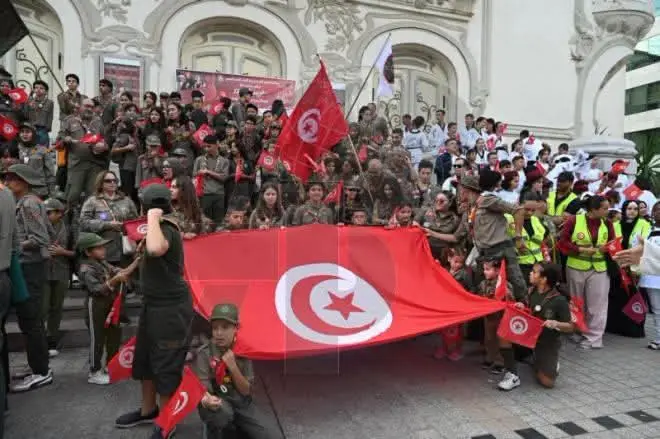 "خرجة العلم".. ألوان الراية الوطنية تزين شارع الحبيب بورقيبة بالعاصمة احتفاء بتاريخ ميلاد العلم التونسي
