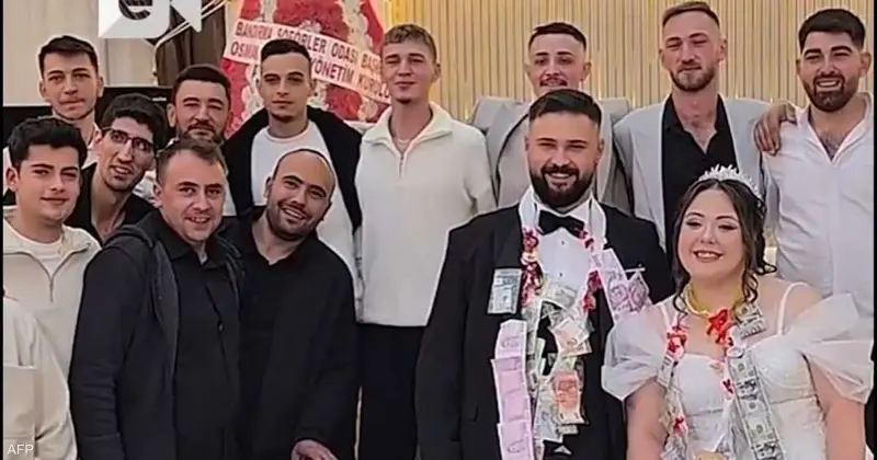 فيديو.. عريس تركي يتلقى هدية غير متوقعة في حفل زفافه