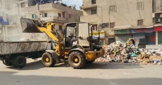 الجيزة تدفع بفرق النظافة لرفع تجمعات القمامة بشارع عثمان محرم.. صور