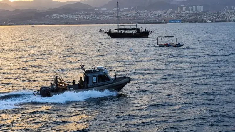 القوة البحرية والزوارق الملكية تنقذ قاربين سياحيين من الجنوح في خليج العقبة