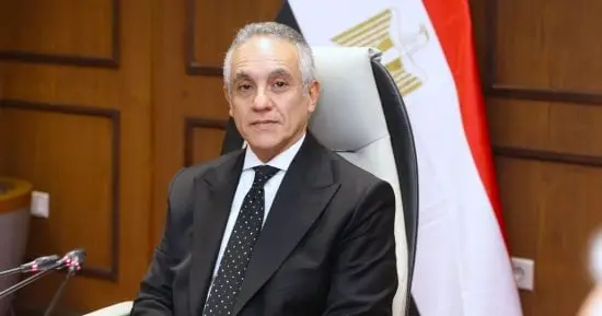 وزير العدل والنائب العام ورئيس مجلس القضاء الأعلى يلتقطون صورًا تذكارية مع الأعضاء الجدد بالنيابة العامة