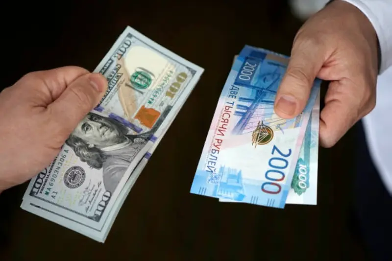 المركزي الروسي يرفع سعر صرف الروبل أمام العملات الرئيسة