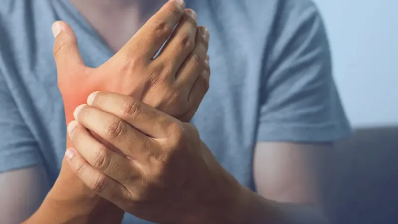 مختصون لـ ”اليوم“: تورم المفاصل يستدعي مراجعة الطبيب.. والتأخر قد يسبب تشوهات دائمة