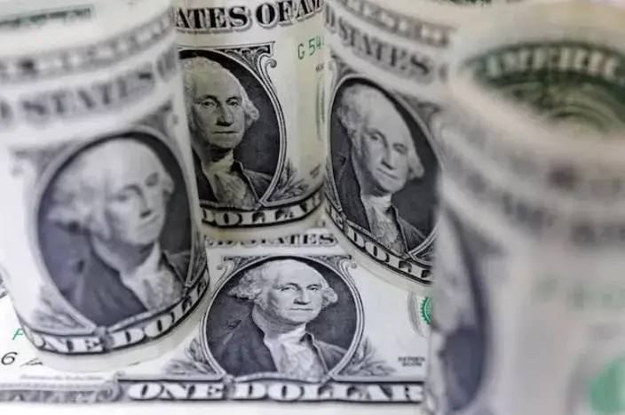 الدولار يتراجع مع هبوط النفط واستقرار عوائد السندات الأميركية