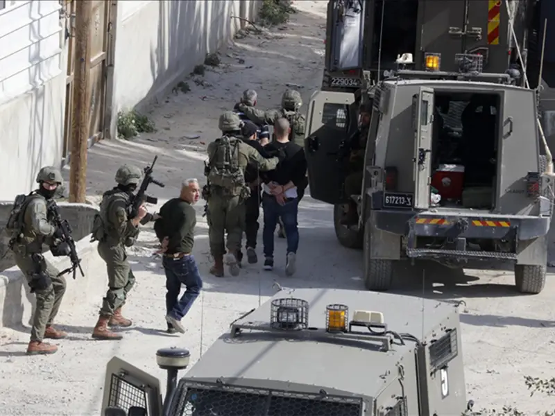 قوات الاحتلال الإسرائيلي تشن حملة اعتقالات واسعة طالت 36 فلسطينيا من الضفة الغربية