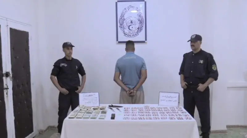بشار.. توقيف مروّج للمهلوسات وحجز قرابة 700 قرص وأسلحة بيضاء
