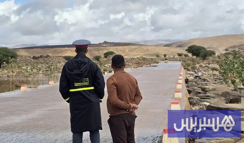 السيول تقطع الطريق بين النقوب وإكنيون
