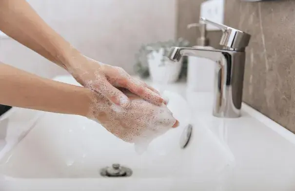 الماء الساخن أم البارد؟.. أيهما أفضل لغسل اليدين؟ - اخبار ليبيا