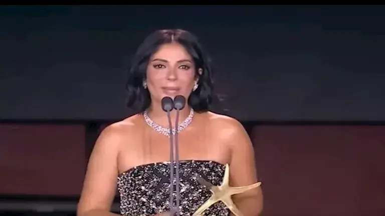أول تعليق من أحمد حلمي بعد تكريم منى زكي بجائزة الإنجاز الإبداعي بمهرجان الجونة