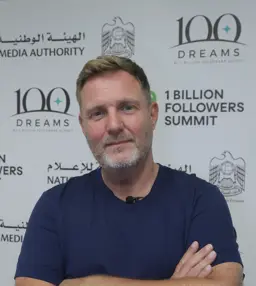 سايمون سكويب لـ «الإمارات اليوم»: فزت بمليون دولار في دبي ومنحتها للآخرين