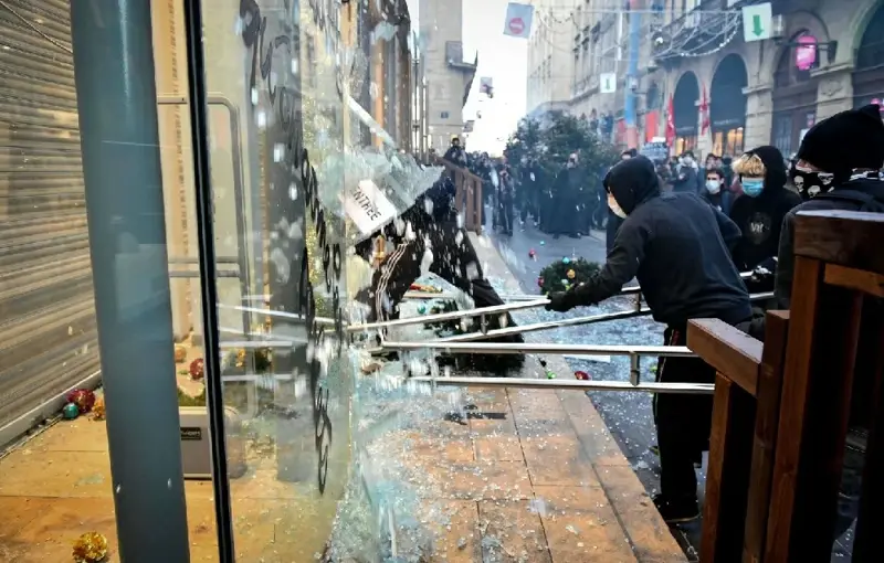 واجهات محطمة ومتاجر فارغة.. صرخة وسط مشاهد الفوضى في فرنسا: «توقفوا عن النهب»