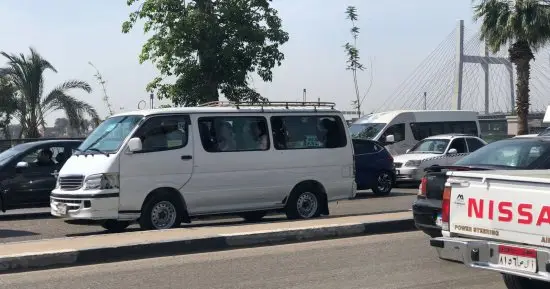 النشرة المرورية.. كثافات متحركة للسيارات بمحاور القاهرة والجيزة