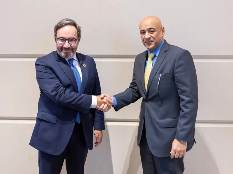 الأمين العام لمجلس التعاون يبحث مع وكيل الأمين العام للأمم المتحدة تداعيات التحديات الإقليمية على العمليات الإنسانية والإغاثية