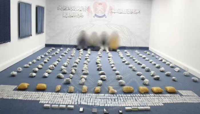 الشرطة تضبط 4 آسيويين حاولوا تهريب كميات من المخدرات عبر البحر بولاية قريات